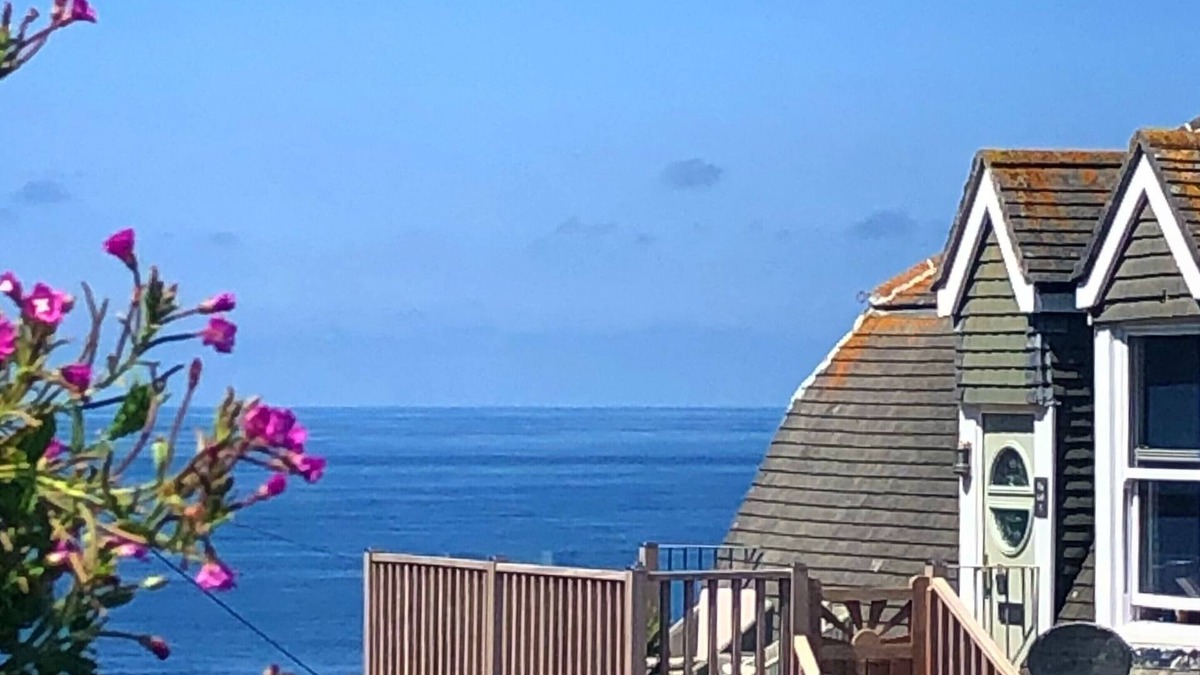 Sennen Cove Apartment | Stunning Seaside Retreat; Unbeatable Sea Views & Close to Beach