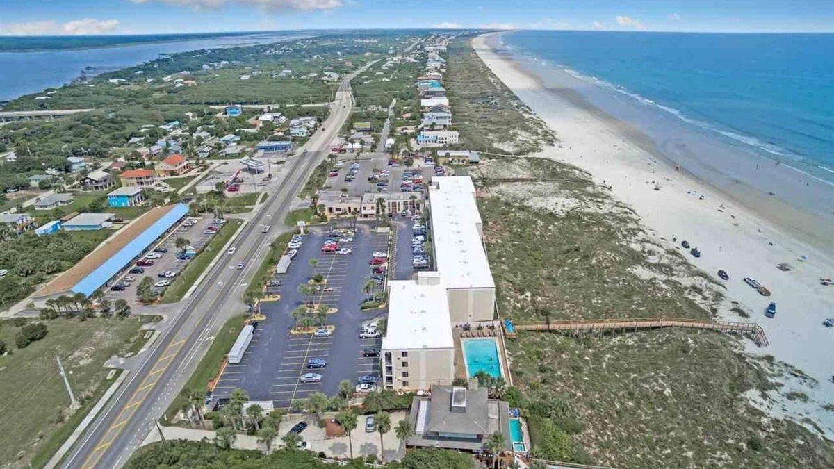 Crescent Beach Apartment | Stunning Seaside Studio Condo With King Bed & Heated Pool, Steps To Beach!
