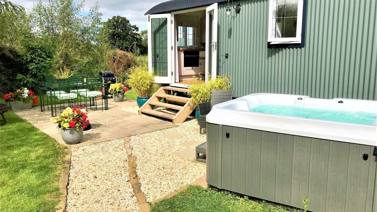Nantwich Ski Chalet | STUNNING SHEPHERDS HUT WITH HOT TUB IN BEAUTIFUL RURAL CHESHIRE, NEAR NANTWICH