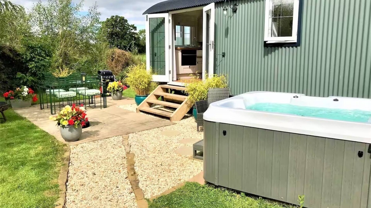 Nantwich Cabin | STUNNING SHEPHERDS HUT WITH HOT TUB IN BEAUTIFUL RURAL CHESHIRE, NEAR NANTWICH