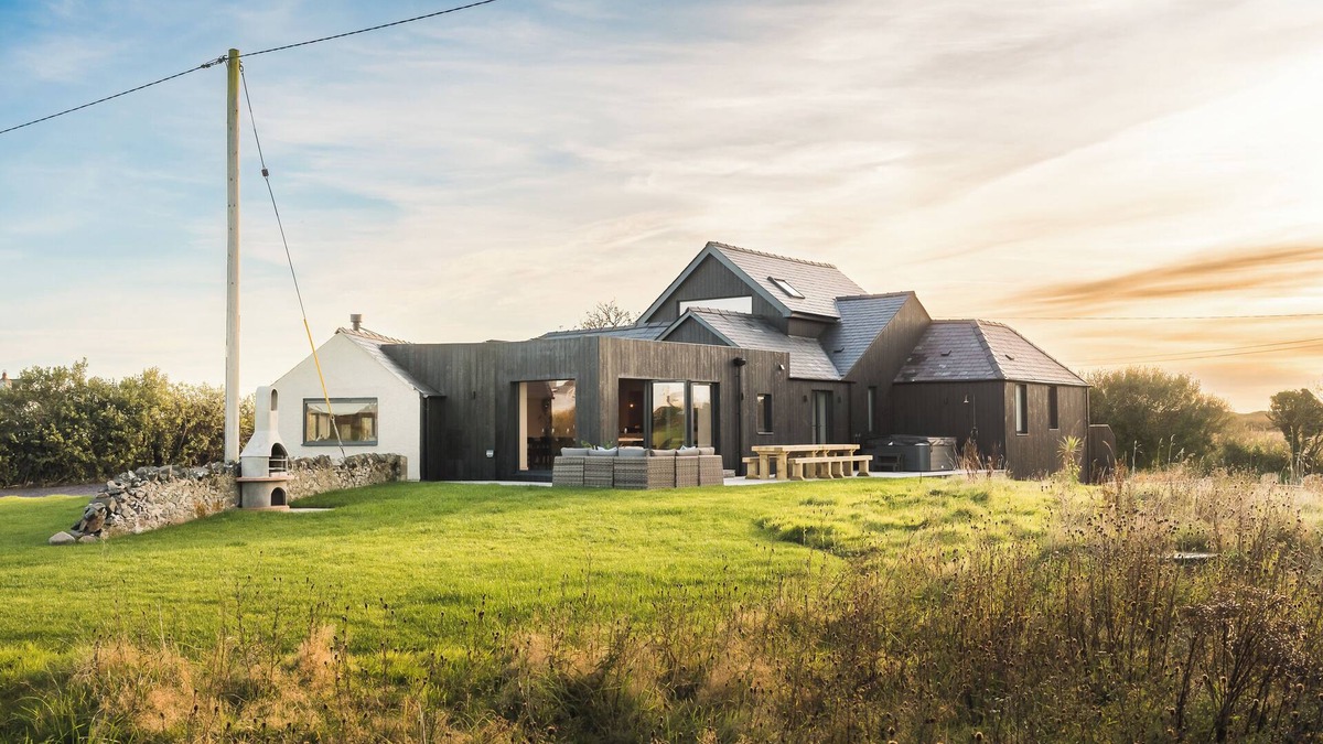 Llanfaelog House | Stunning six-bedroom property for up to 14 guests