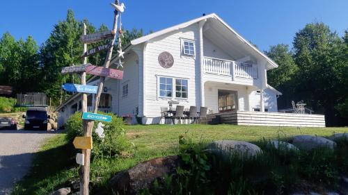 Vallsjobol House | Stunning Sleeps 9 Lakeview Loghome Spa & Yoga