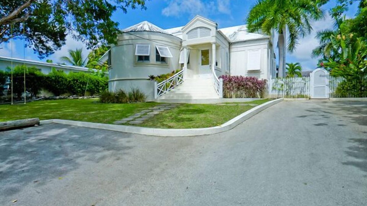 Porters Villa | Stunning & spacious 3 bed villa, Own pool, housekeeper, 3 Min walk to beach.