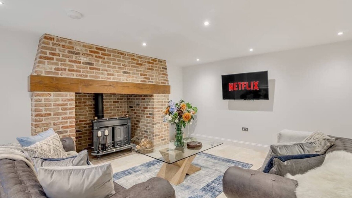 Irstead House | Stunning, spacious 6 bedroom home w/garden & parking