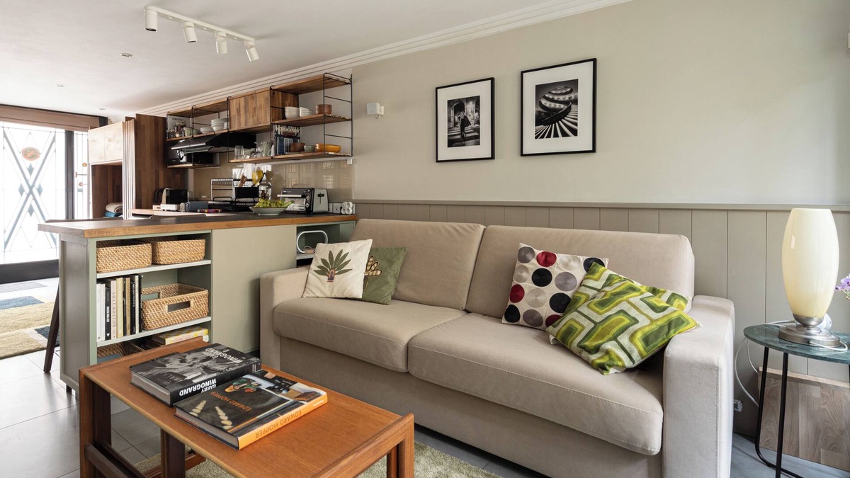Neuilly-sur-Seine Apartment | Stunning Studio With Private Patio In Charming Gated Street