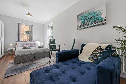 Glyndon Apartment | Stunning studio flat with free on-street parking!