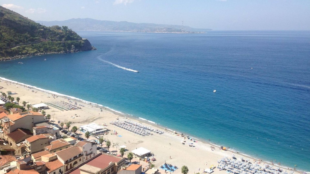 Pizzo Apartment | Stunning Studio holiday apartment for 3 on resort, close to beach with 2 pools