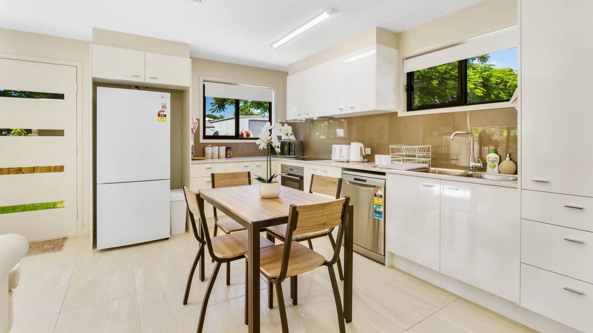 Beerwah House | Stunning Sunlight Swan