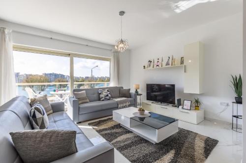 Tower Road Apartment | Stunning - SunnySide 3-Bedroom