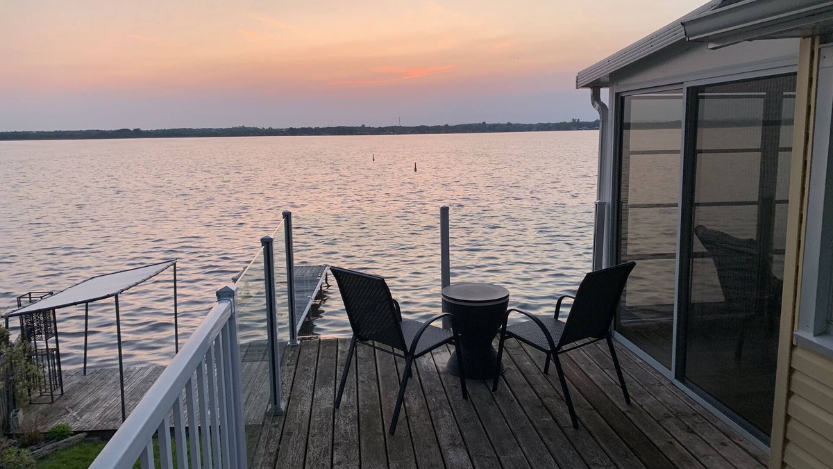 Lindsay Cottage | Stunning Sunset view and private waterfront lake