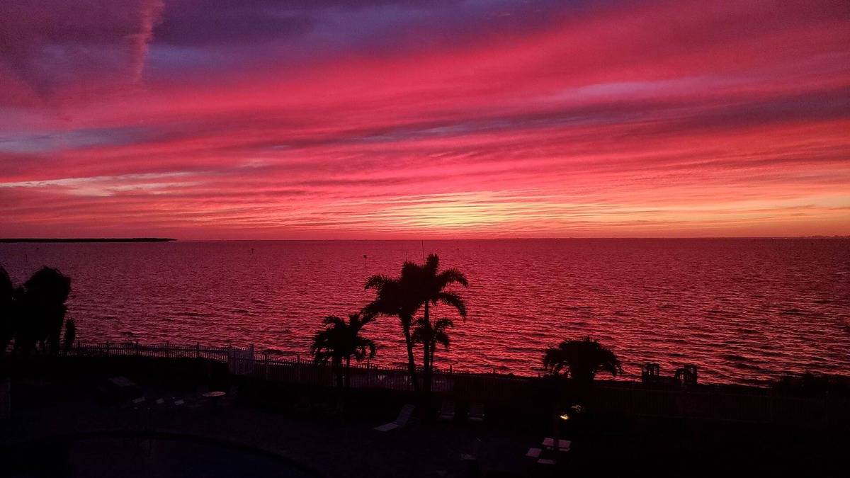 Ruskin Condo | Stunning Sunsets from this beautiful 2/2 Condo! Walk to Restaurants & Tiki Bar