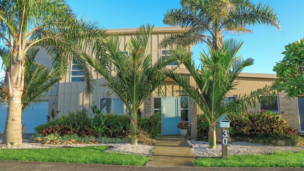 Waihi Beach House | Stunning Surfers 4 Bedroom Beach House