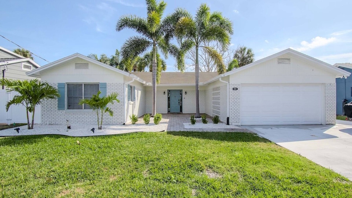 Bay Crest Park House | STUNNING TAMPA BAY WATERFRONT RETREAT~Close to airport, beaches, stadium & more!