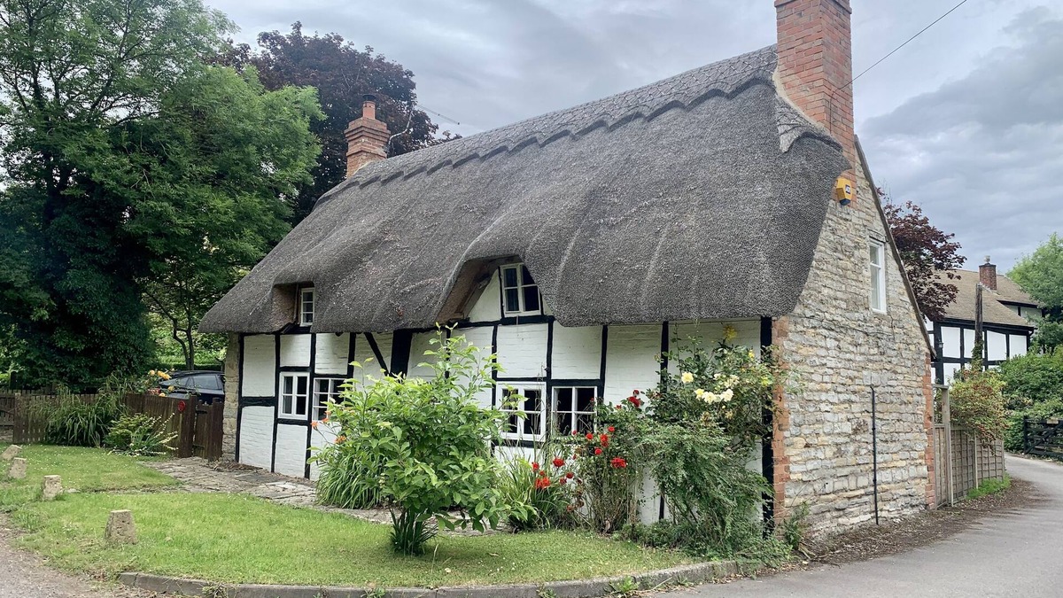 Dorsington Cottage | Stunning Thatched 16th Century Cottage. Dog Friendly. *HOT TUB*