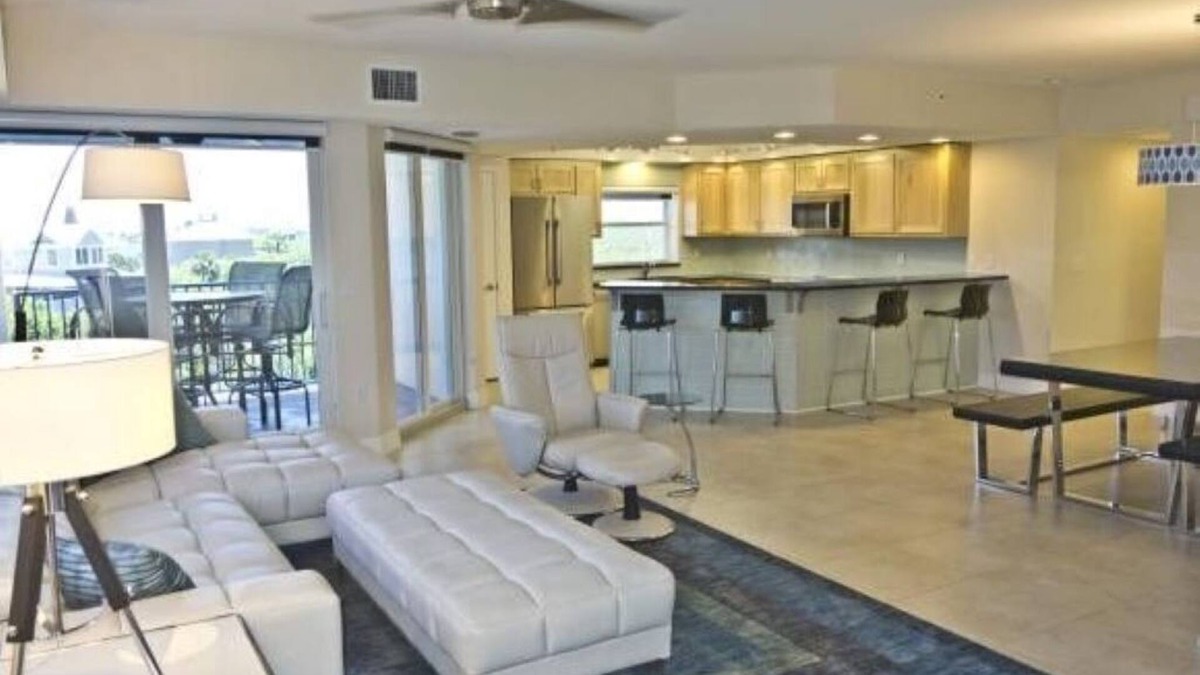 New Smyrna Beach Condo | Stunning three bedroom condo across the street from awesome beach; all amenities
