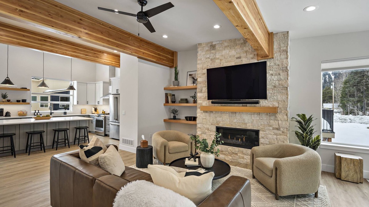 Girdwood House | Stunning townhome in Girdwood w/game room and sauna!