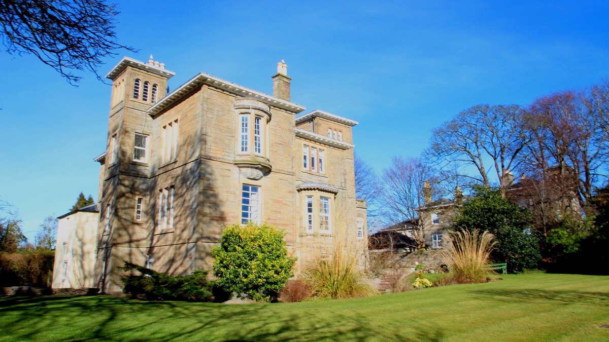 Ayr Apartment | Stunning traditional apartment - 5 minutes walk from Ayr beach!
