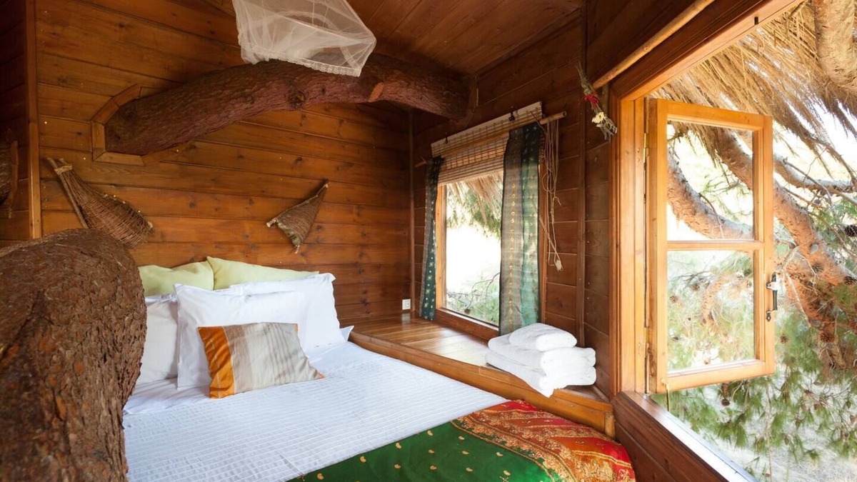 Ilida Cottage | Stunning Treehouse 10 mins from sandy beaches.