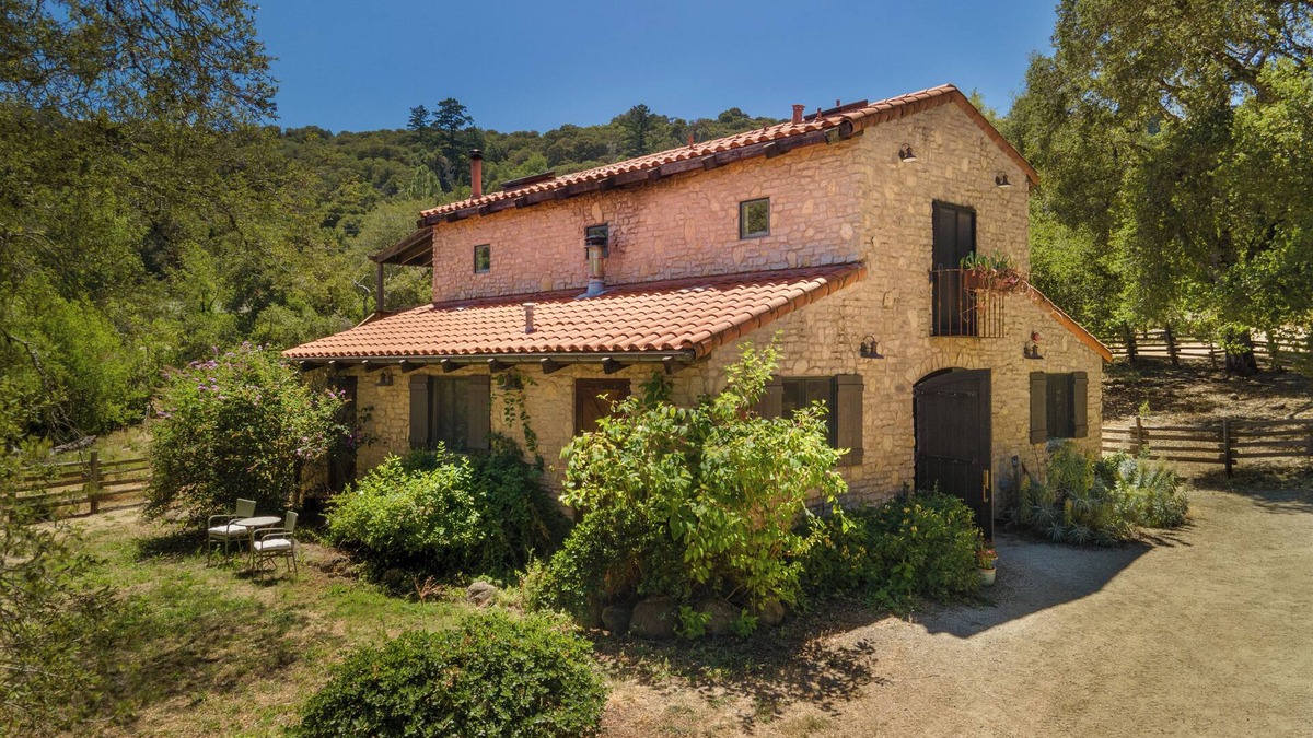 Redwood City House | Stunning Tuscan style Home w/breathtaking view, near the ocean, city and trails