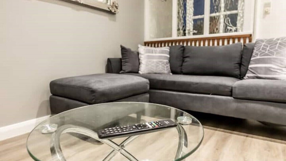 Swindon Apartment | Stunning Two Bedroom with Two en-suites, Free Parking, Pet Friendly