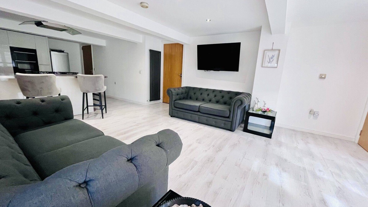 Motherwell Apartment | Stunning unique 2 bedroom 2 bathroom studio apartment private parking