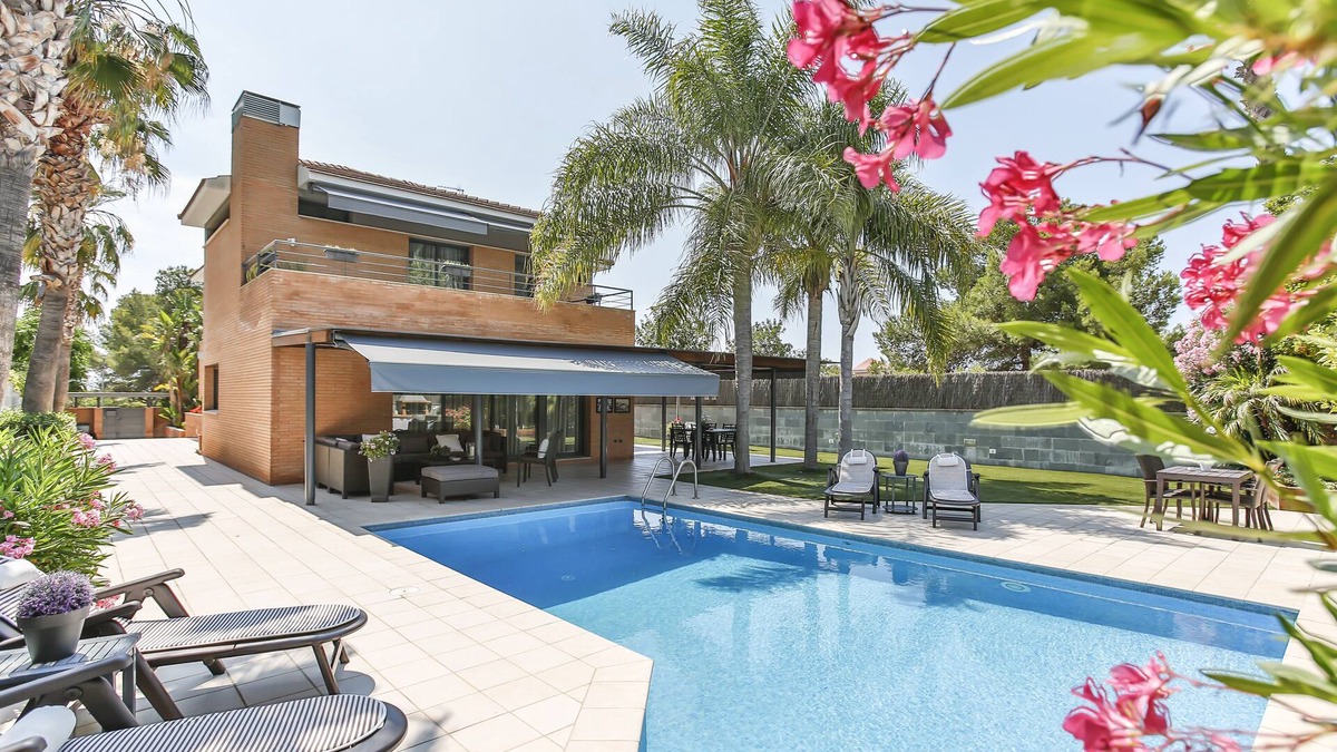 Vilanova I la Geltru Villa | Stunning Villa for family vacations