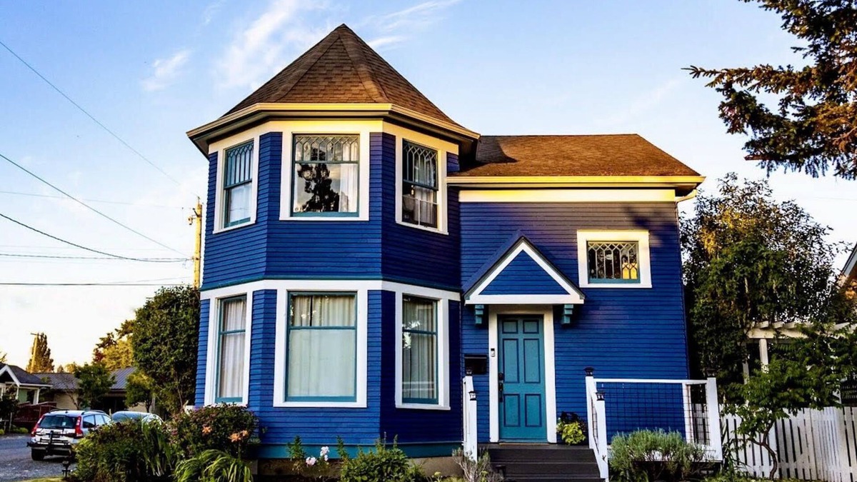 Columbia House | Stunning Victorian 4BR w/Hot Tub 5 Min to Downtown