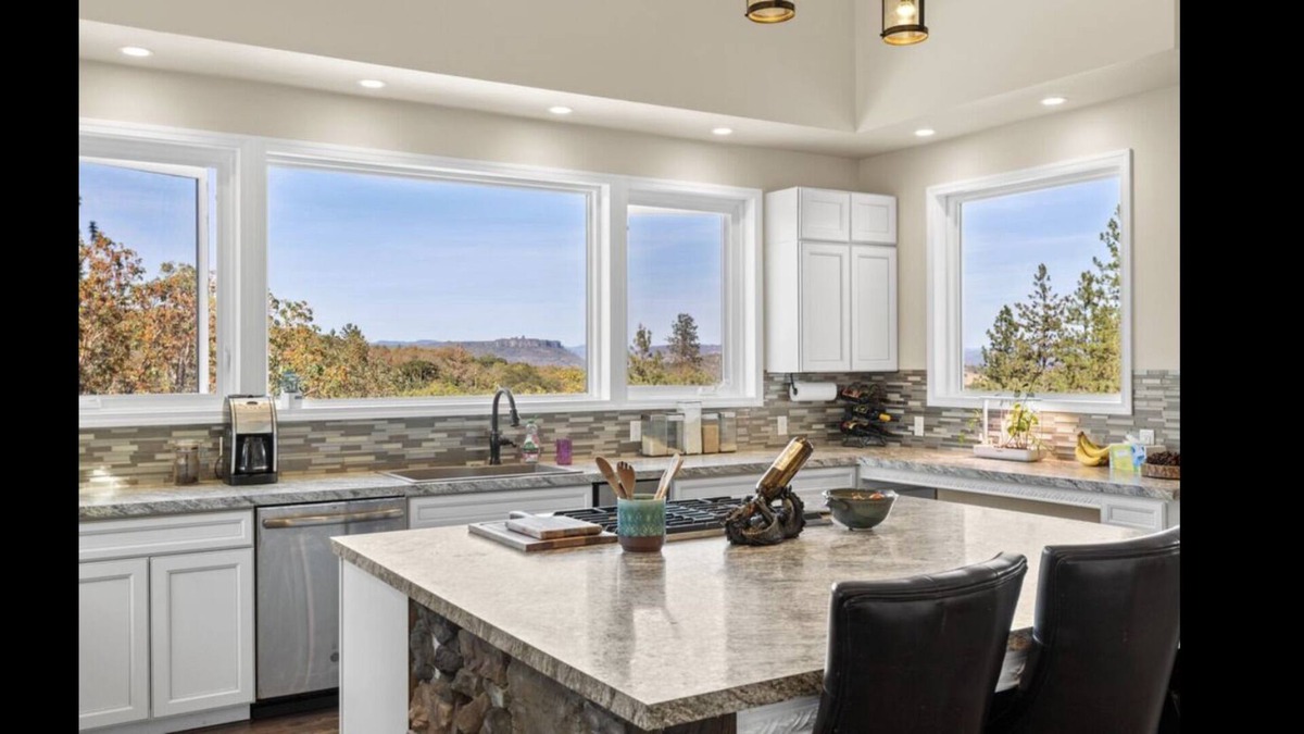 Central Point House | Stunning View Home with Pool