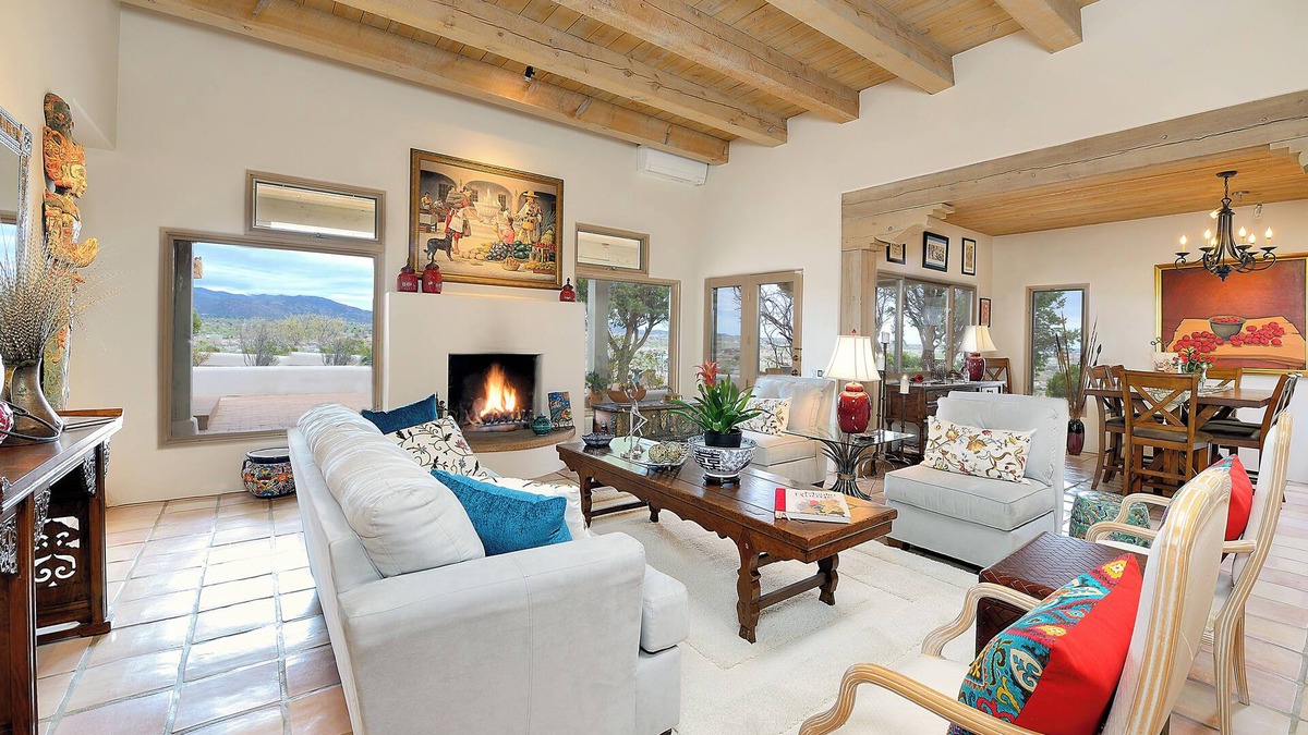 West Alameda House | Stunning view home, 3bdr, City lights, sunsets, kiva's, portals, 7 min to Plaza