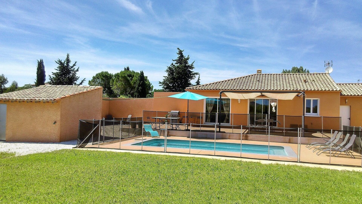Cournonsec House | STUNNING VIEW OF THE FIELDS