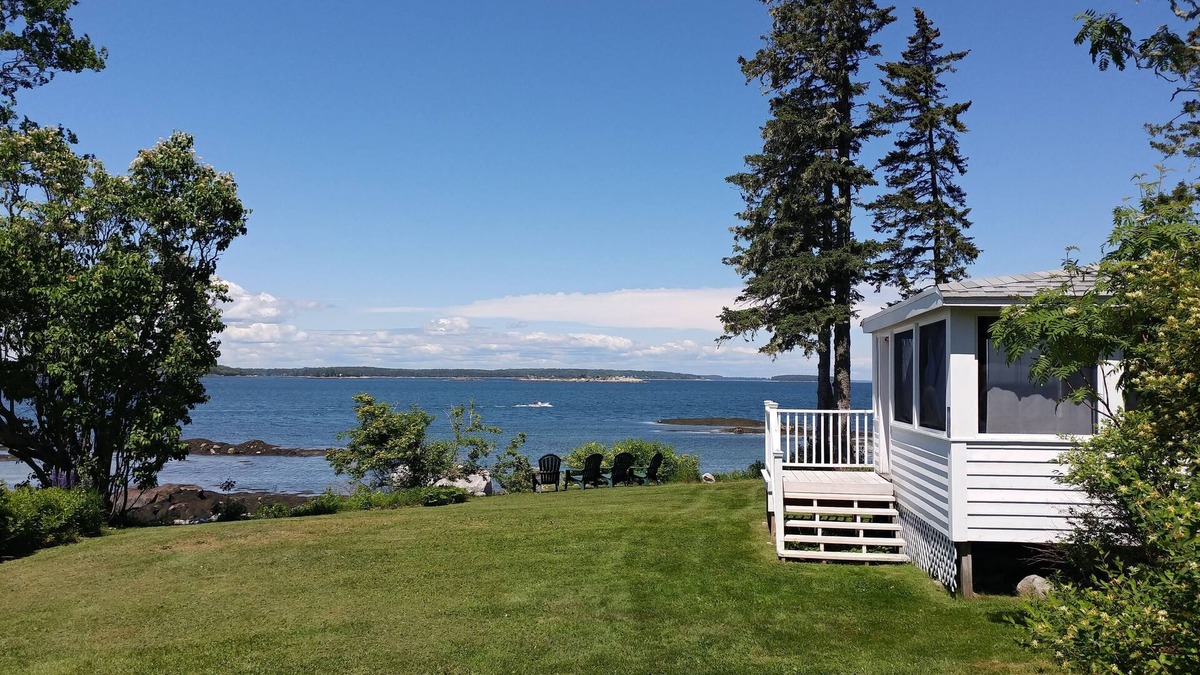 Spruce Head Cottage | Stunning Views on Ocean's Edge. Pebble beach, sunbathing, firepit and grill.