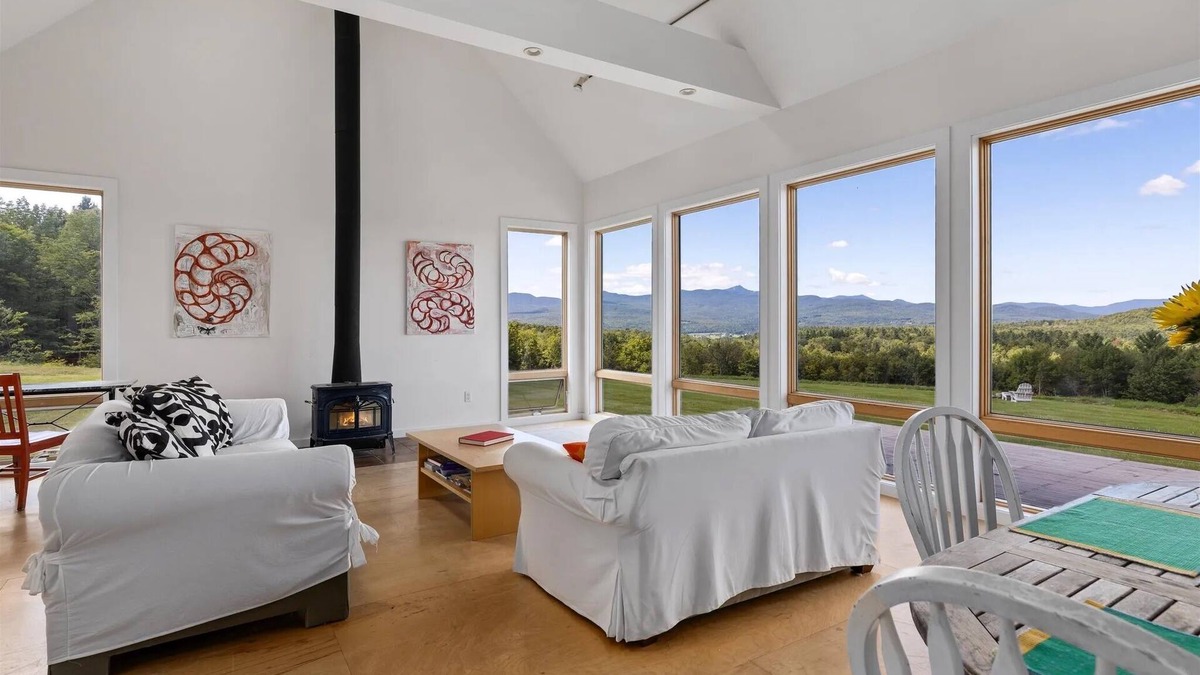Troy House | Stunning Views 20 Mins to Jay Peak Cozy 2 BR With WiFi