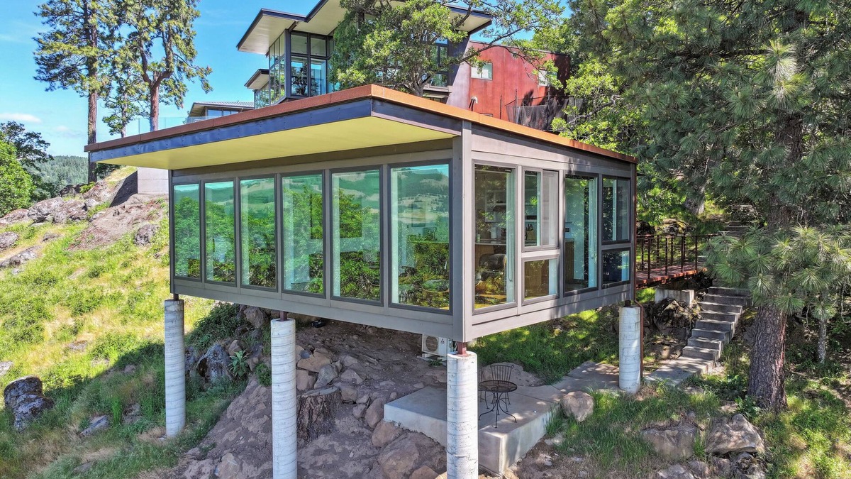 White Salmon House | Stunning views from our modern guest house of Mt Hood, the Gorge, and Hood River
