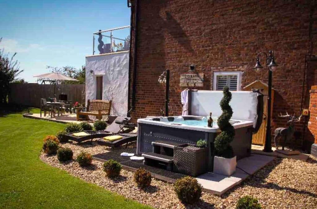 Hoole House | Stunning Views, Hot Tub, 5 minutes to Chester