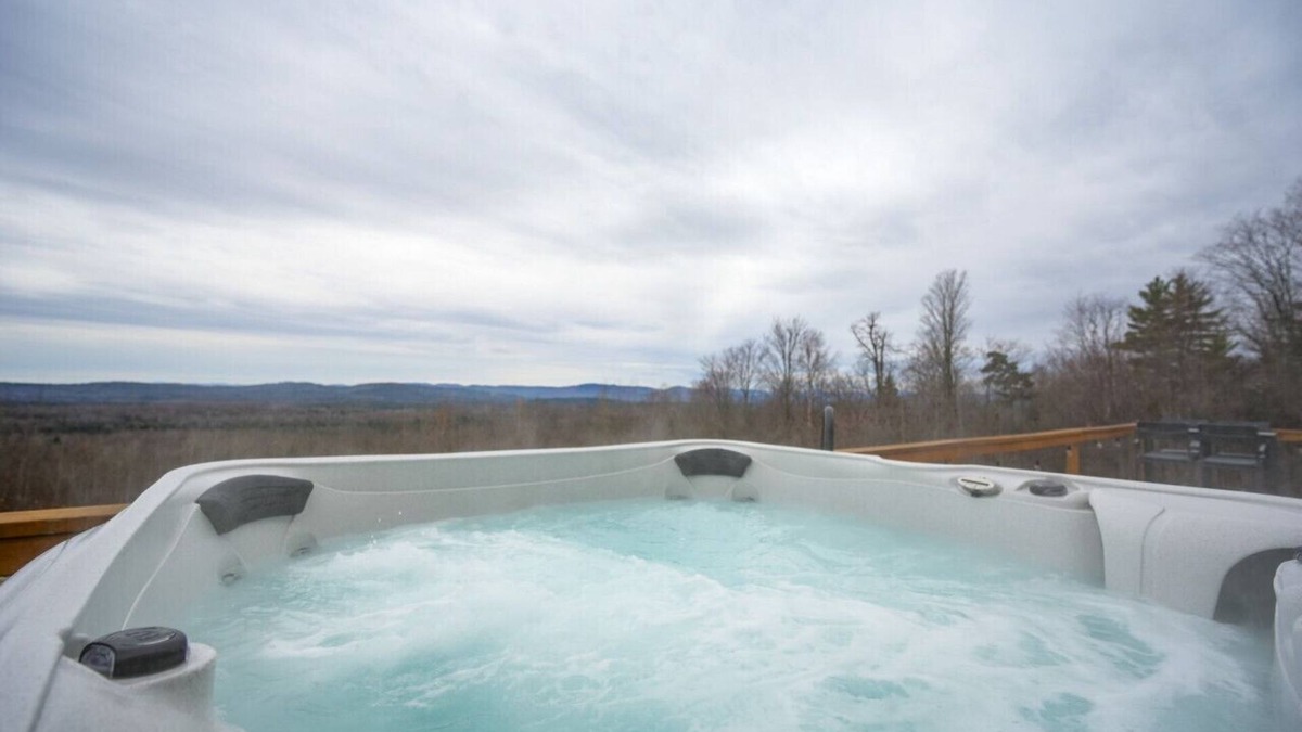 Twin Mountain House | Stunning Views | Hot Tub | Pets