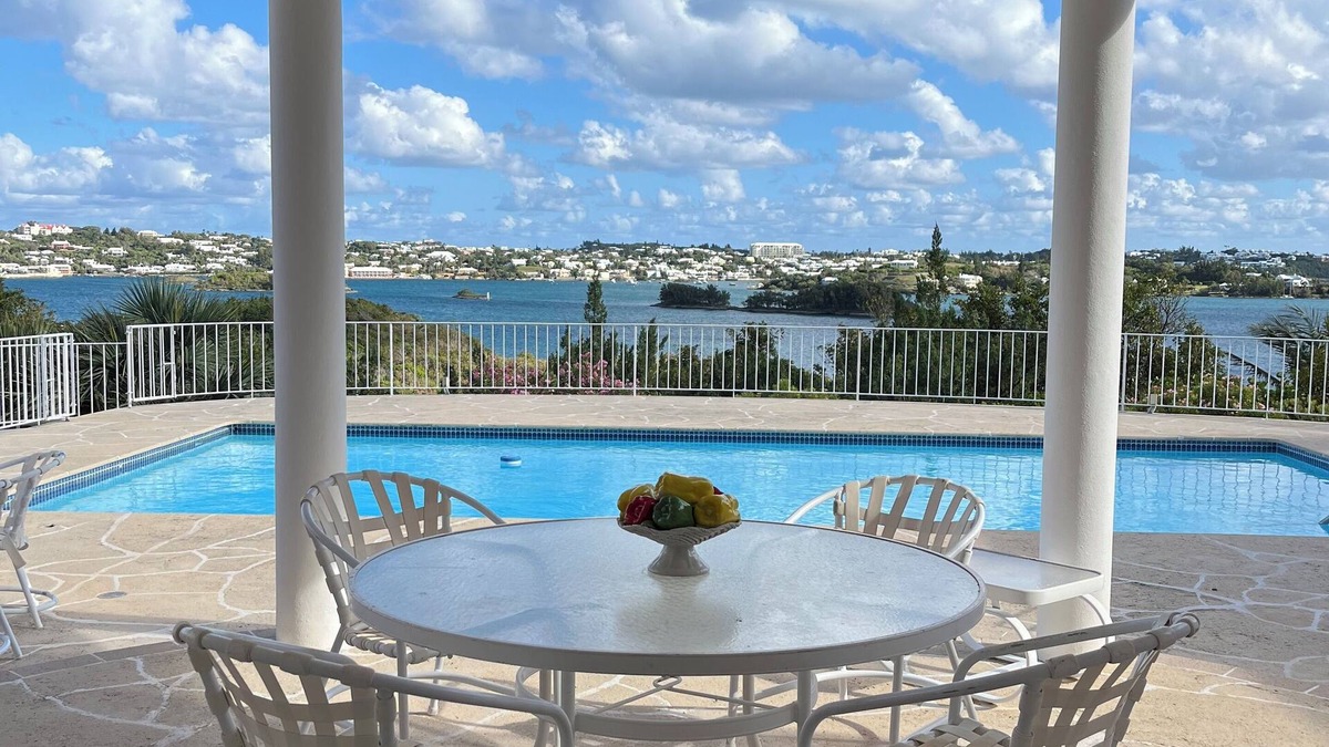 Pembroke House | Stunning views, large pool, close to Hamiltonn