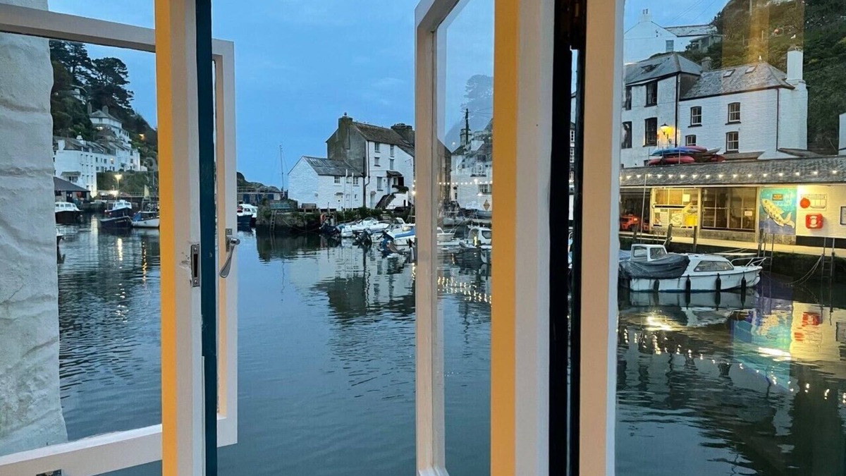 Polperro Cottage | Stunning Views of Polperro Harbour from this Waterfront Cottage. Free Parking.