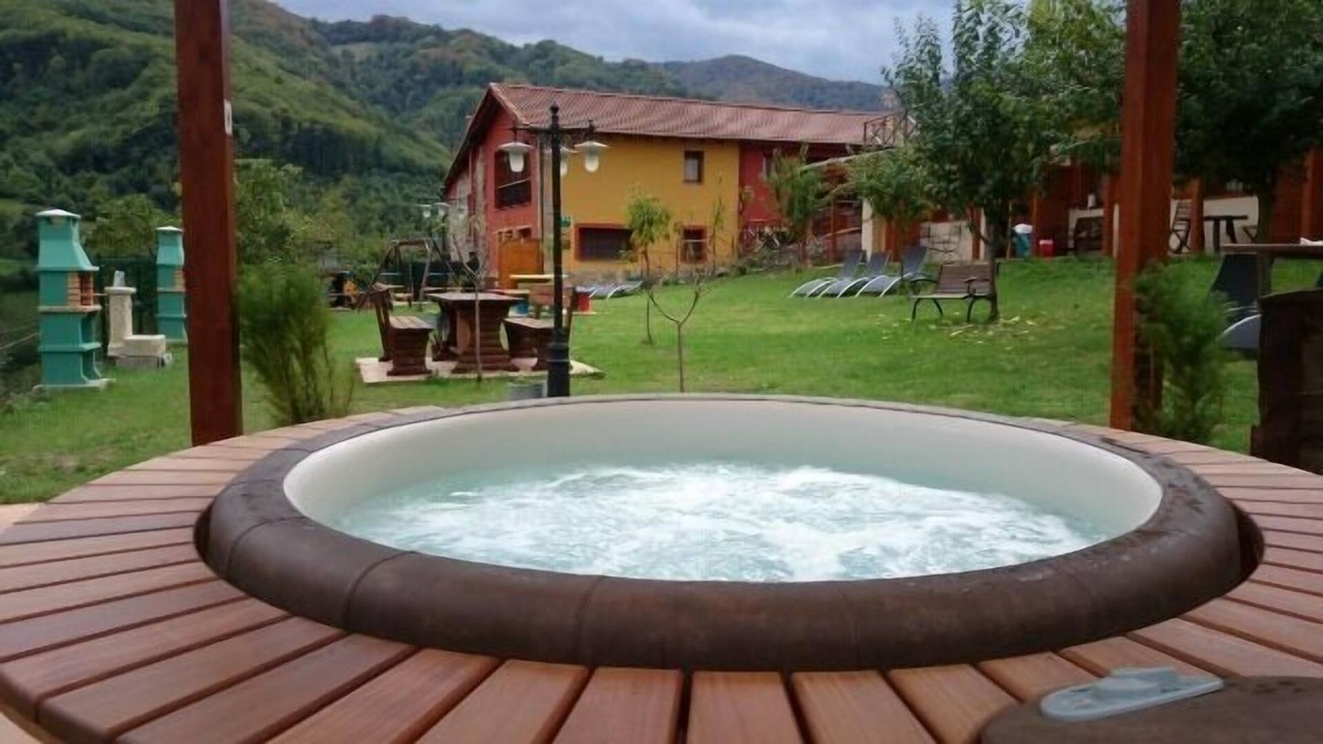 La Plaza Cottage | Stunning views of the mountain and forest.
