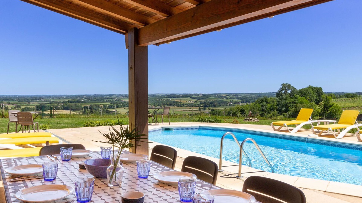 Dieulivol Villa | Stunning views, private pool, AC. Walk to cafe and bread. Near historic towns