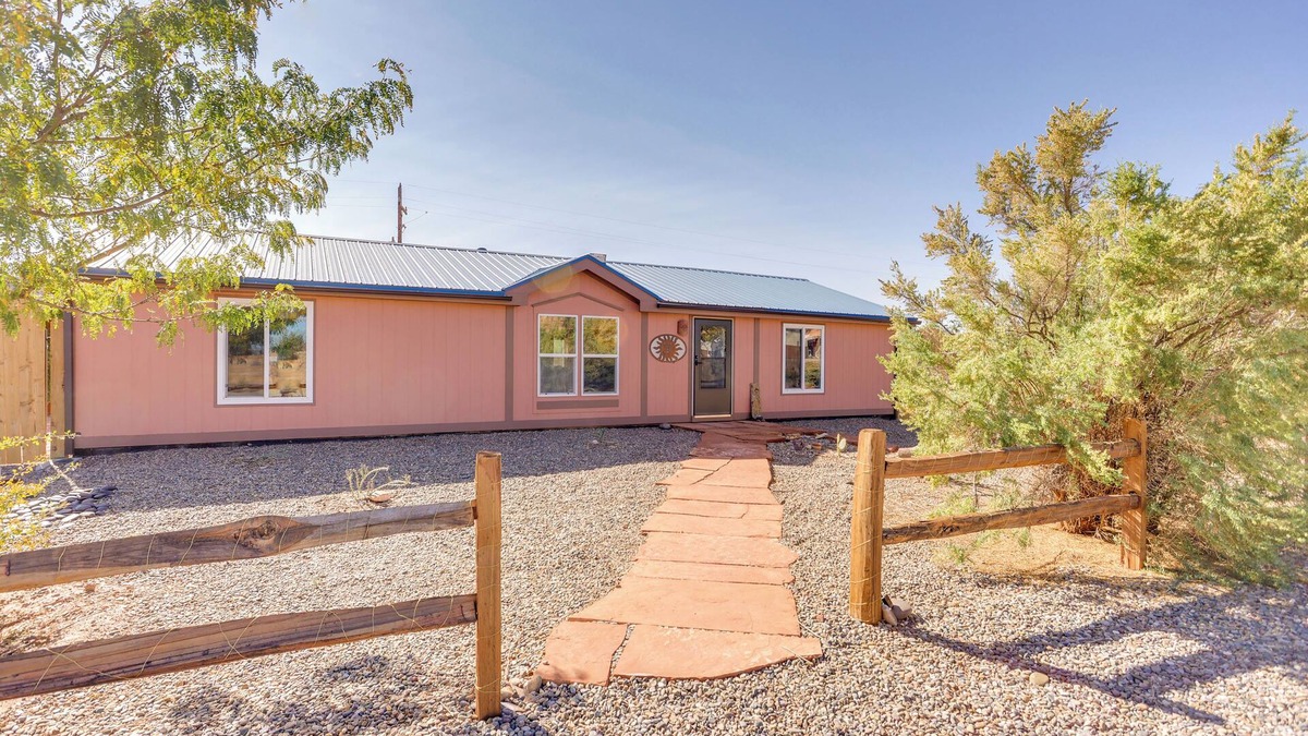 Bluff House | Stunning Views: Quiet Bluff Home Near Hiking!