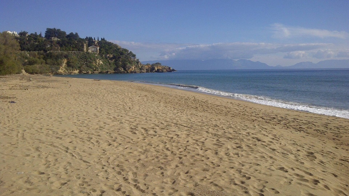 Koroni House | Stunning views, spacious detached house on beach, 15 mins walk to harbour