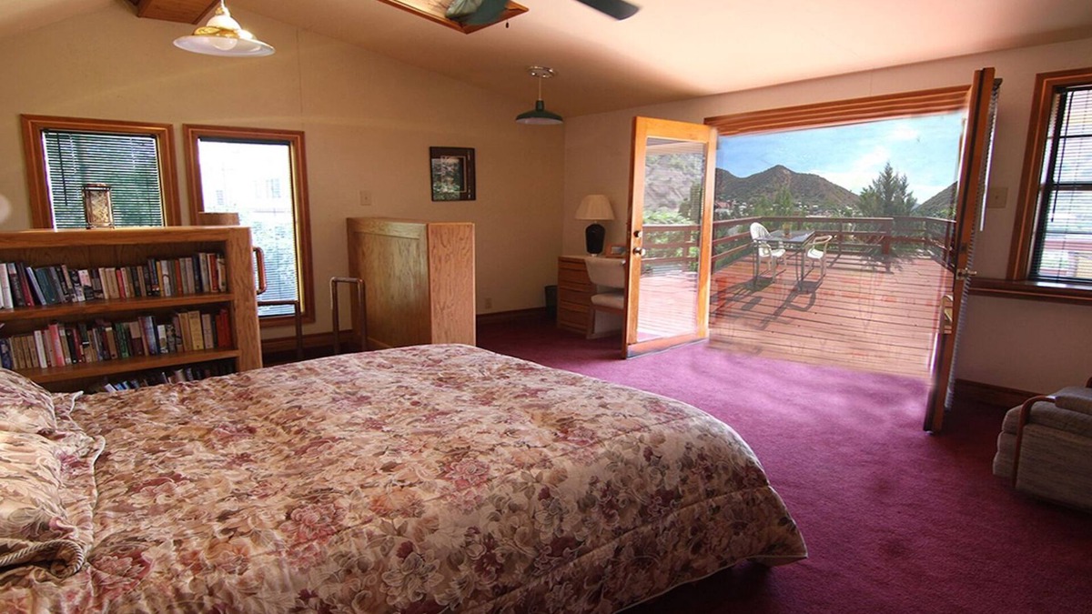 Bisbee House | Stunning views, steps to Main Street. Family and pet-friendly. Wi-fi and parking