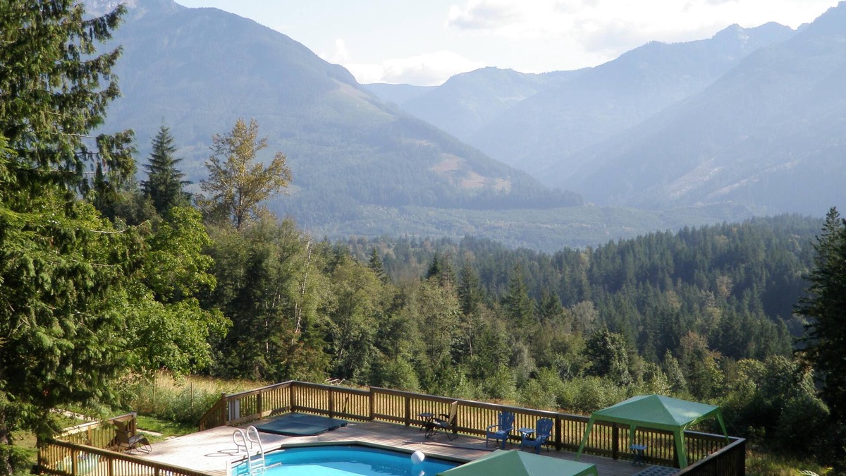 Sardis House | Stunning Views, Swimming Pool, Hot Tub, 16 Acres, Fire pit, TV, Pool Table. WiFi