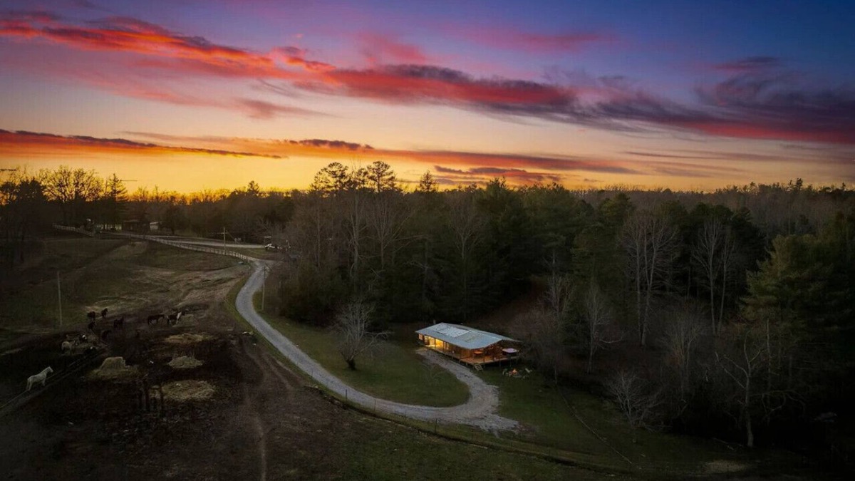 Jamestown Cabin | Stunning Views with Private Hot Tub