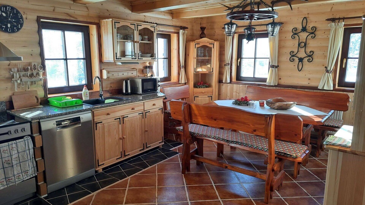 Korenov Villa | Stunning villa for 10 people with hot tub, WIFI and TV