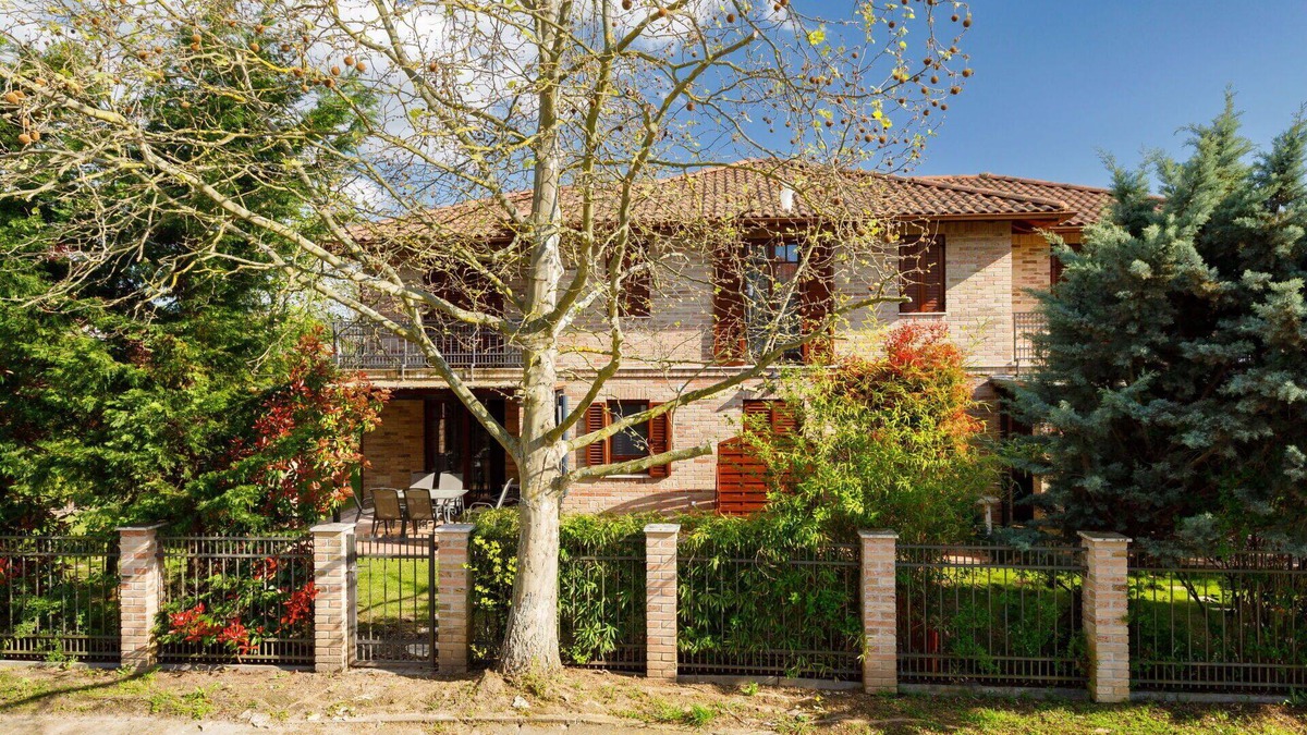 Balatonoszod House | Stunning villa for 9 guests with A/C, WIFI, TV, terrace, pets allowed and parking