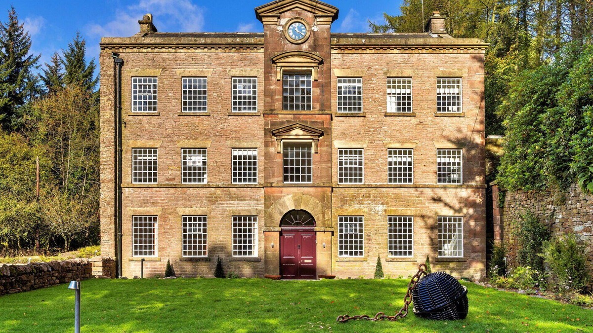 Macclesfield House | Stunning villa for 19 people with hot tub, private pool, WIFI and terrace
