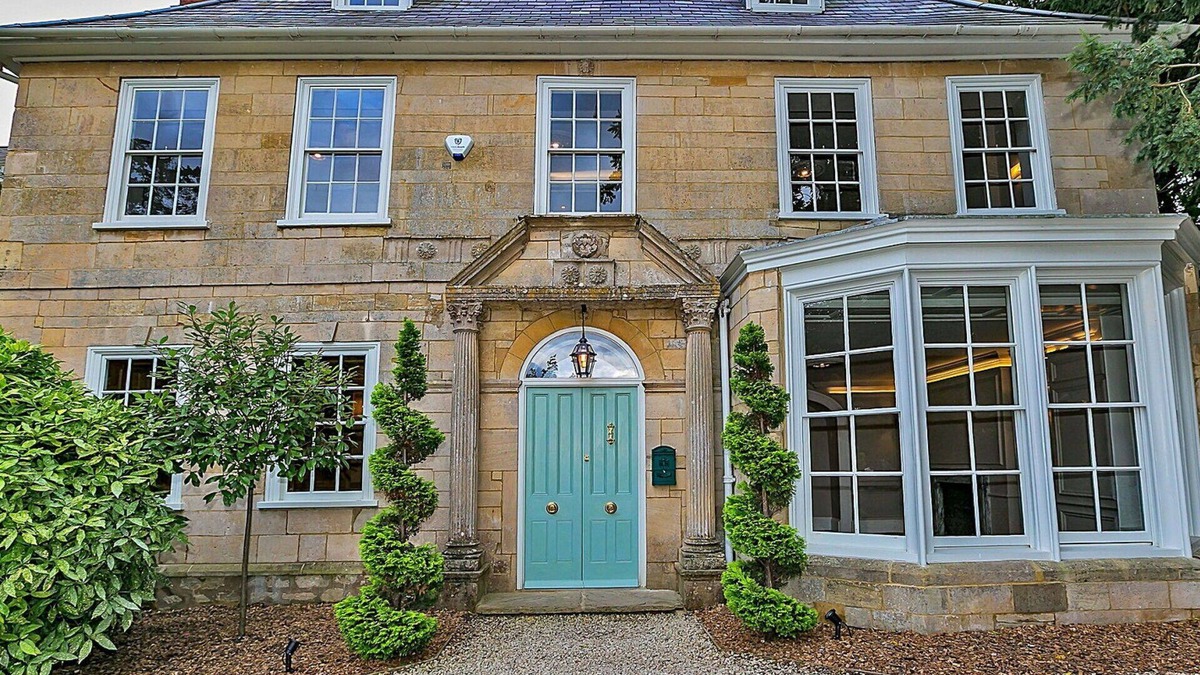 Yardley Gobion House | Stunning villa for 17 people with WIFI, hot tub, terrace, pets allowed and parking