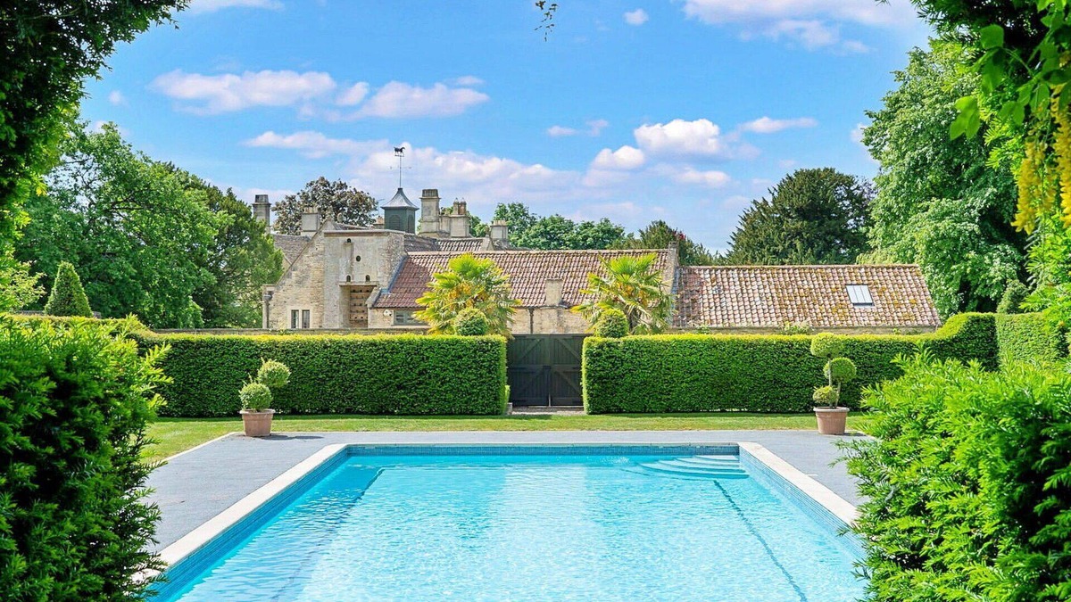Tormarton House | Stunning villa for 16 people with pool, WIFI and parking