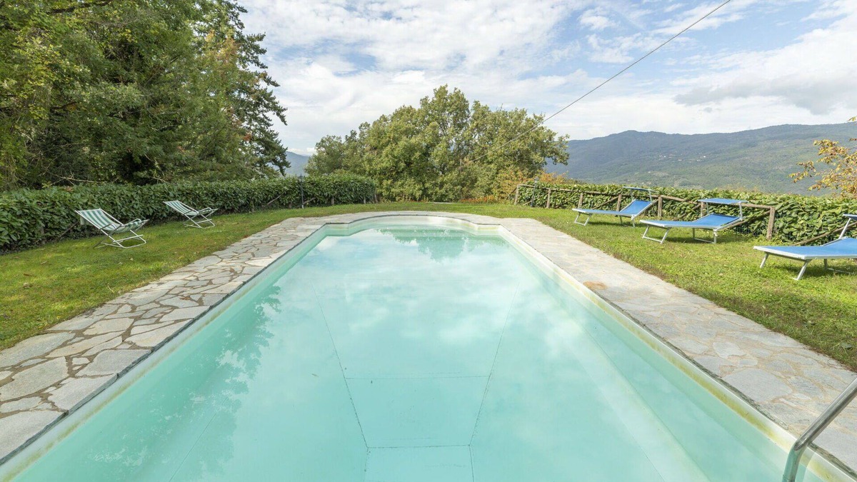 Pieve di Chio House | Stunning villa for 10 guests with private pool, WIFI, TV, patio, pets allowed and parking